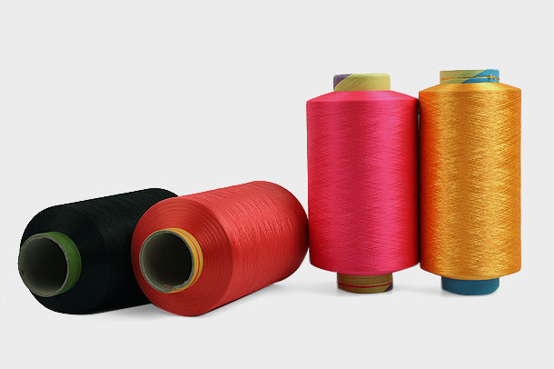 Polyestergarne sind aufgrund ihrer Festigkeit und Haltbarkeit eine beliebte Wahl für die Textilindustrie