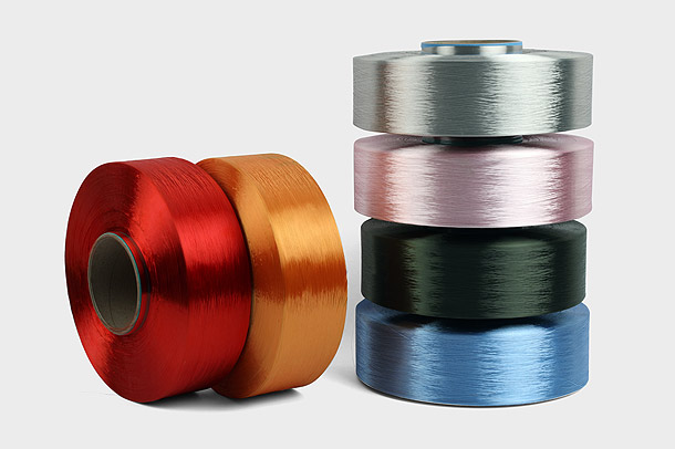 Wie wirkt sich die Denierzahl von Polyester-FDY-Garnen auf deren Vielseitigkeit und Anwendungen in der Textilindustrie aus?