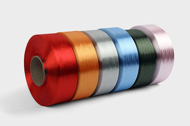 Polyester-Dope-Dyed-Garn ist eine Art Textilfaser, die durch chemische Polymerisation von Ethylen und einem Farbstoff hergestellt wird