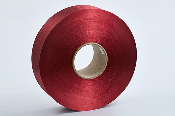 Polyestergarn ist eine beliebte Faser, die zur Herstellung einer Vielzahl von Produkten verwendet wird